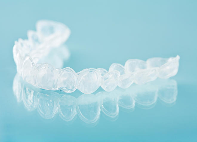 気兼ねなく始めやすい前歯だけの矯正も、複雑な噛み合わせの治療も透明なマウスピースで対応します