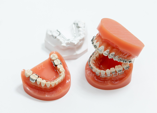 顎骨（がっこつ）や歯の状態を確認し、お口全体の見た目と機能の改善を目指します