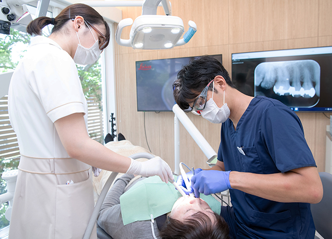 歯周病治療に力を入れている歯科医師が歯茎の状態を整えます