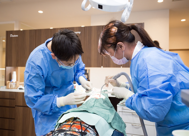 歯科口腔外科で研鑽を積んだ歯科医師がいるため、 より全身の健康に配慮した診療が可能になりました。