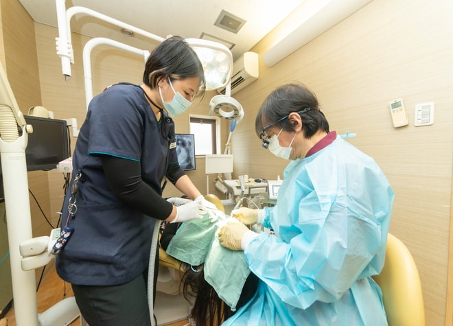 顎骨の厚さなどを細かく確認したうえで、慎重にインプラント治療を行っています