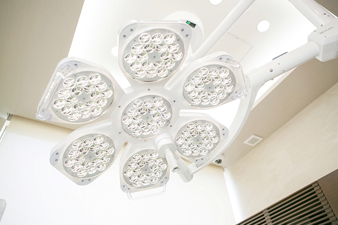 インプラント専用のオペ室には、歯科用CTをはじめとした様々な設備を取り揃えています。