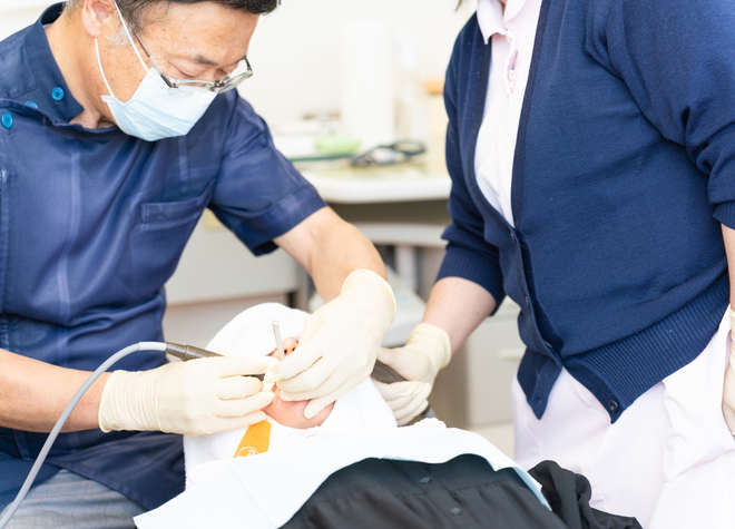 削る歯の量を抑えて、見た目も自然に整える「CR充填」を使った虫歯治療が可能です
