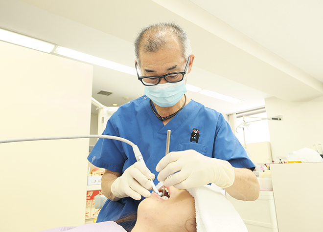 歯科口腔外科の研鑽を積んだ院長が親知らずの抜歯やインプラントなど、幅広く対応します