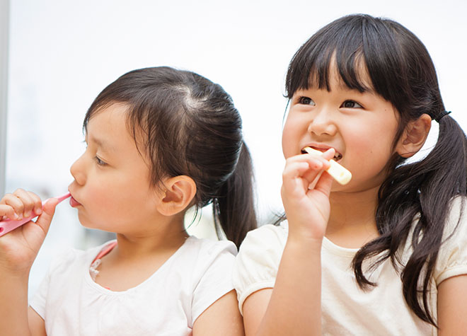 大人と違って、お子さまの歯はやわらかく、虫歯になりやすいです