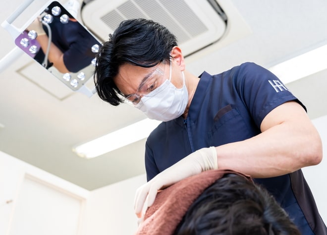 保険診療のほか歯科用CTを駆使した自由診療も行い、さまざまな親知らずの抜歯に対応します。