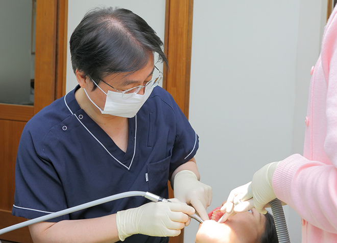 歯科医師2名体制で、危険性の少ないインプラント治療を行っています