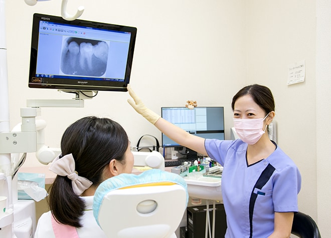 患者さまの予防意識を上げるために、歯周病のリスクを伝える資料や映像をお見せしています