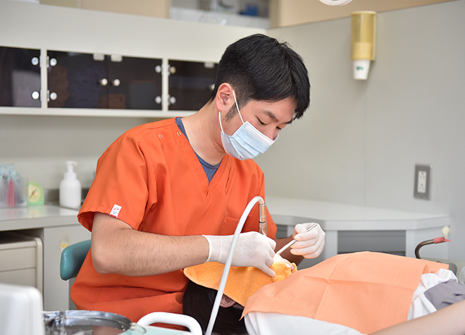 院長は大学の歯科口腔外科での勤務経験があり、インプラント治療を得意としています