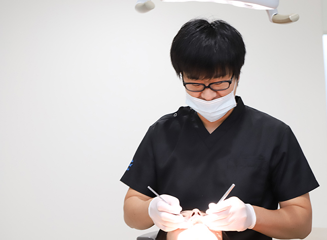 お子さまは永久歯の前の準備を、成人の方は予防歯科の意味を理解していただくことを重視しています。