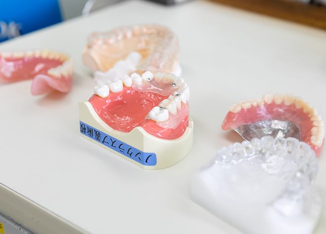 保険適用の入れ歯のほか、ノンクラスプデンチャーや金属床義歯なども用意しています