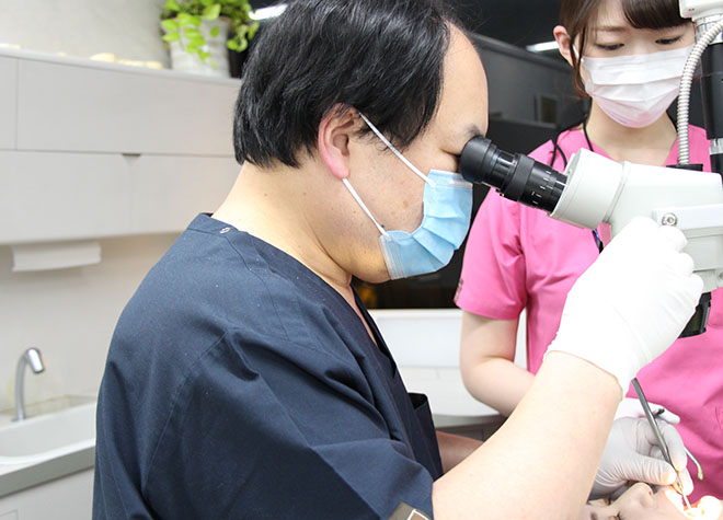 マイクロスコープを使用し歯科技工士と連携するなど、細部にまでこだわった治療を重視しています