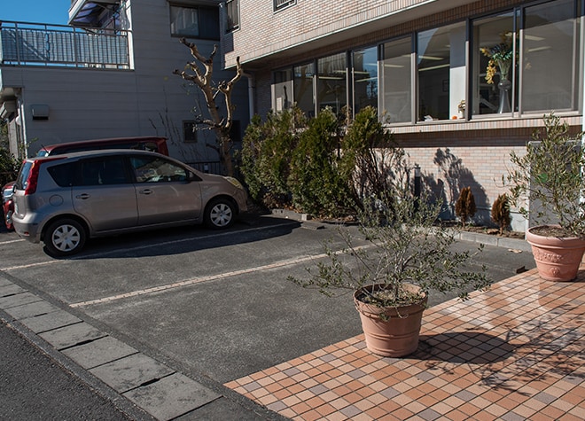 ユリの木歯科医院_駐車場