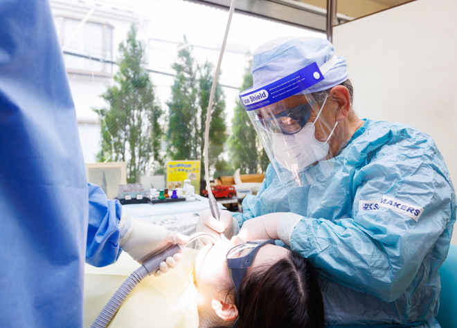 インプラント治療では事前の準備をしっかりと整え、クリーンルームの衛生的な環境で外科処置を行います