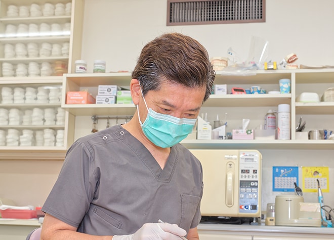 軽くてやわらかい、金属のバネを使わない、見た目が目立ちにくい入れ歯を製作しています