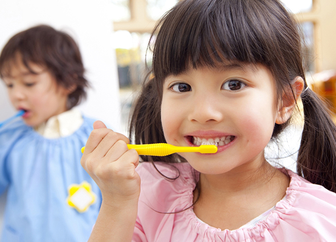 子どもの虫歯を放置せずに治療することで、大人になった頃の歯並びにも影響します