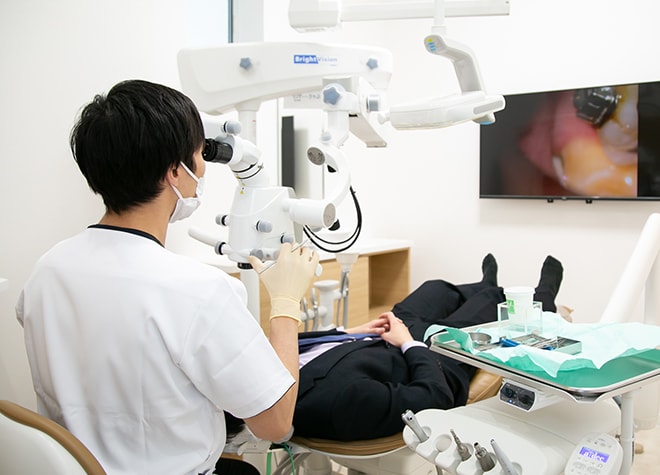 精密な治療を行うために、マイクロスコープを導入しています