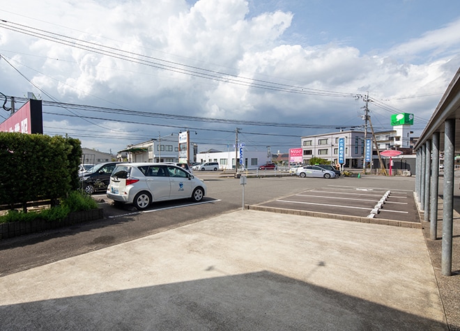 かわの歯科_駐車場