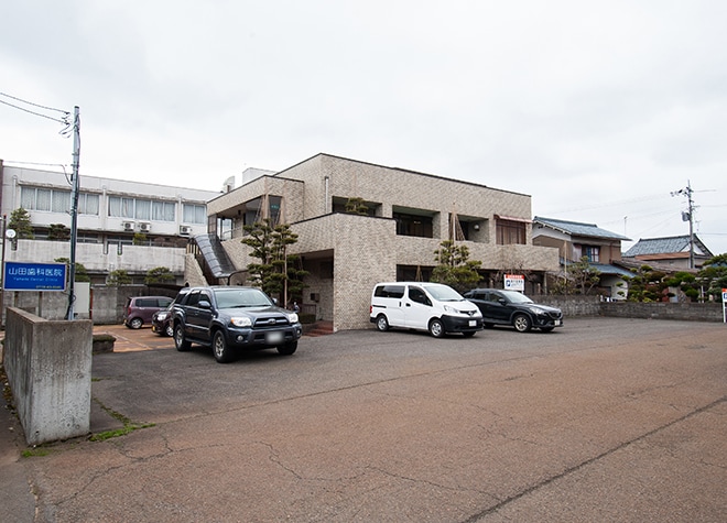 山田歯科医院（粟田部町）_駐車場