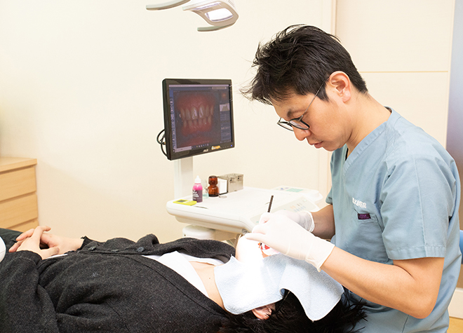 患者さまの歯を残すために、マイクロスコープや拡大鏡を使用した、精密な治療を行っています