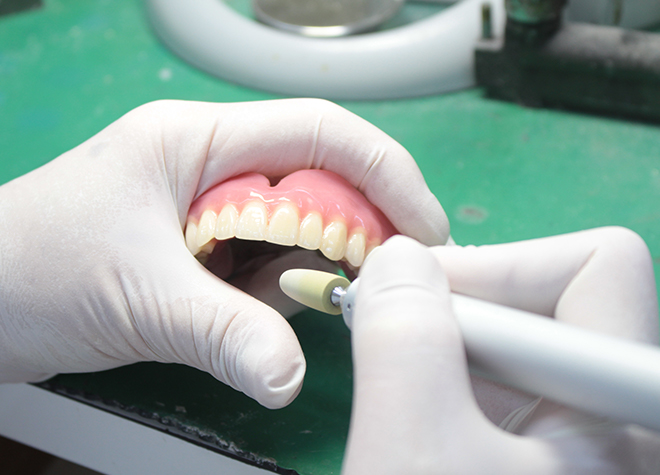 細かい診断と歯科技工士との打ち合わせを重ね、噛んだ時の痛みが少ない入れ歯をご提供することに努めています。