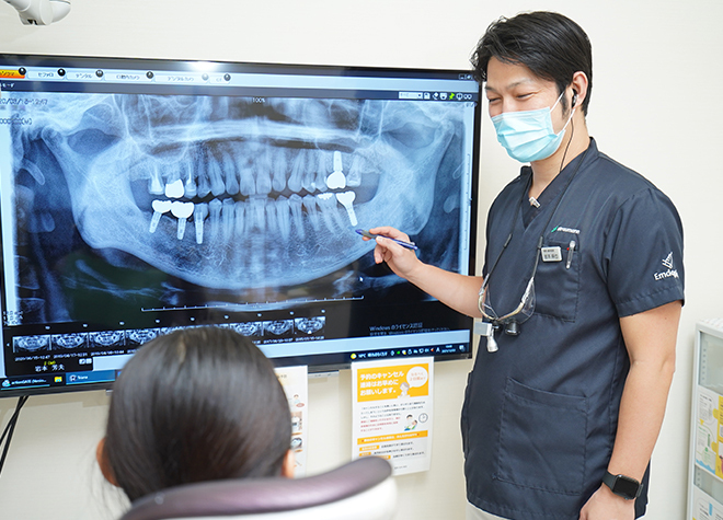 インプラント治療を得意とする歯科医師がていねいにご説明し、患者さまのことを第一に考えて施術を行います