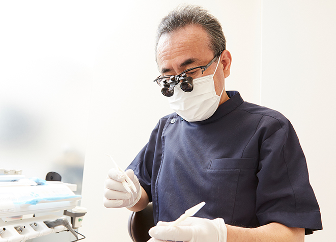 歯科口腔外科の分野で研さんを積んだ院長が、口内炎や親知らず、インプラントの治療を担当します