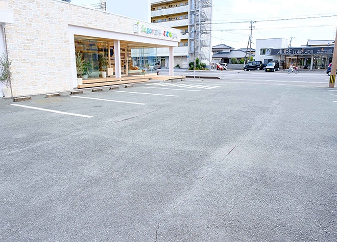 Ｓａｇａｎ歯科こども歯科医院_駐車場