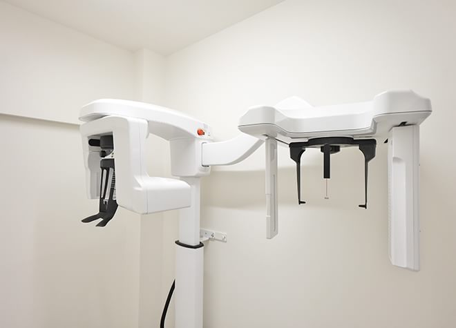 歯科用CTなどの医療設備を整え、精密なインプラント治療を提供します