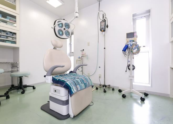 インプラント用のオペ室や歯科用CTなど、衛生的かつ精密な治療をご提供できる設備を整えました
