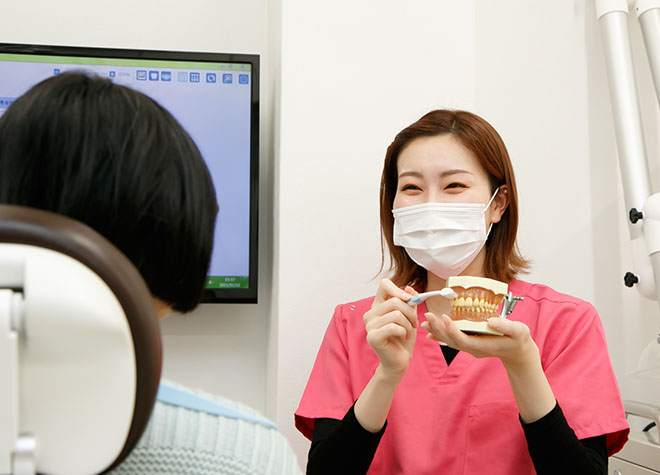 歯周病治療の研さんを積んだ歯科医師と、歯科衛生士による定期的なケアで健康なお口を守ります