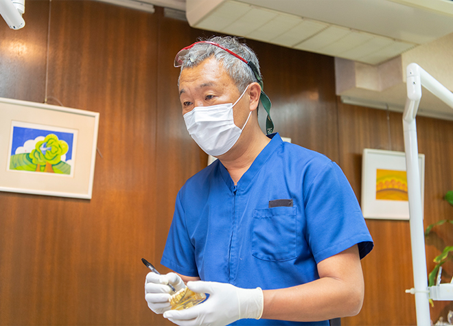 歯科技工士と連携しながら、周囲の歯と調和する差し歯を製作します