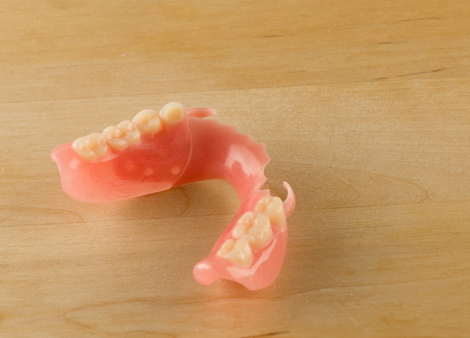 保険診療の入れ歯はもちろん、バネが目立たない入れ歯もご用意しています