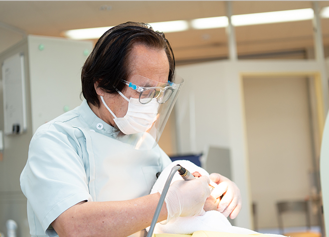 歯周病治療に力を入れ、歯肉などの組織の再生療法などに対応しています