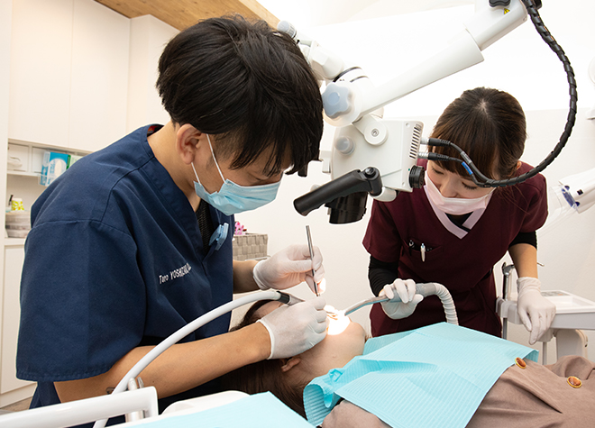 歯科医師と歯科衛生士が連携を取り、歯周病治療を行います