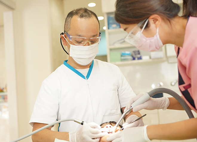 できるだけ天然歯を残すため、う蝕検知液を使って虫歯を治療します