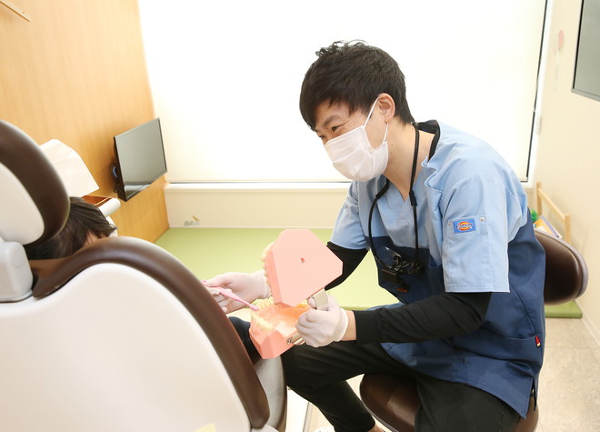 歯科医院が苦手なお子さまはいきなり治療を始めず、まずは歯磨きの練習や虫歯治療のトレーニングから始めていきます