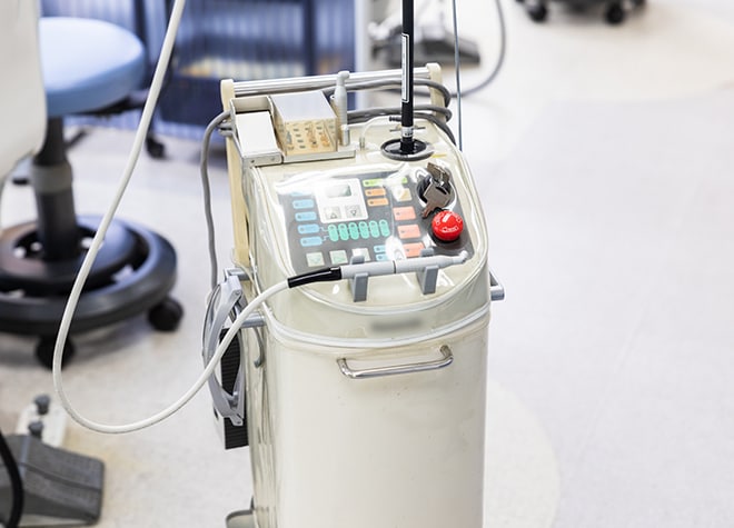 口内にできた傷の治療や止血に役立つレーザー治療器を用いて、歯周病の外科処置に対応