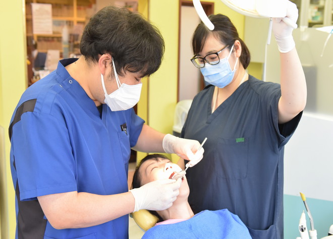 痛みを極力抑え、拡大鏡を使用した精密な虫歯治療や白いセラミックを使用した治療を行っています