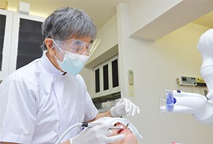 模型を持って説明する院長