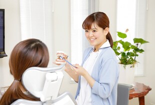 笑顔の歯科衛生士