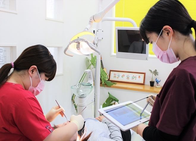 お子さまにはトレーニングから始め、段階的に治療を進めます。恐怖心が強い場合、笑気麻酔も可能です