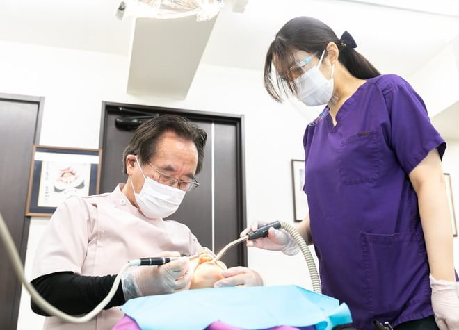 歯周病治療に力を入れており歯周組織再生療法にも対応しています