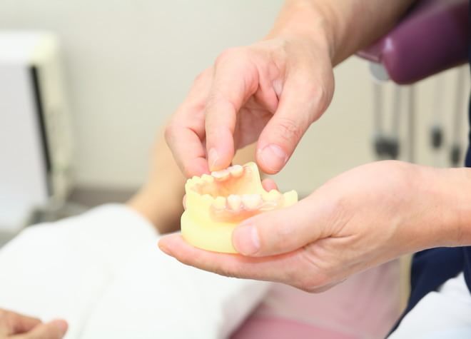 歯科技工士立ち会いのもとで調整を行い、患者さまにフィットする入れ歯を作製しています