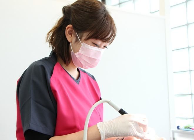 女性の歯科医師が歯周病の検査を率先して行い、お口のトラブルの早期発見・治療に努めます