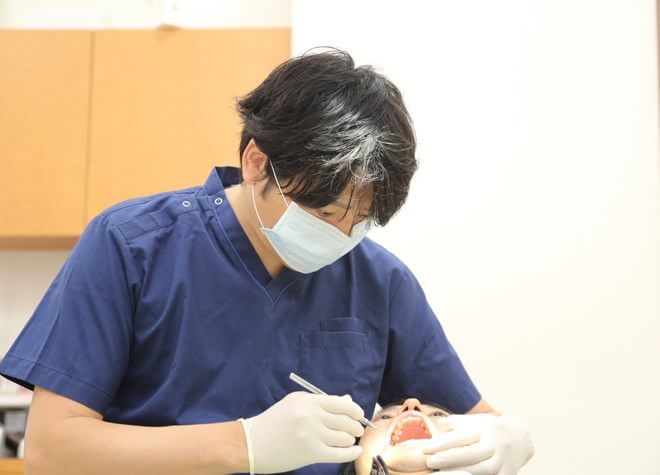 麻酔担当の歯科医師と歯科口腔外科に強い歯科医師とともに手術を行っています