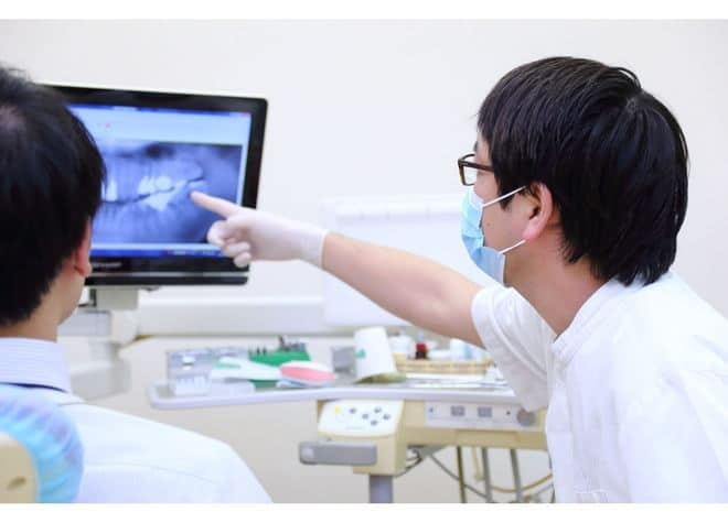 う蝕検知薬で虫歯を染め出し、取り残しがないように治療しています