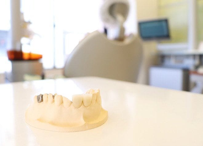 銀歯が気になる方のために、白い素材のつめ物・かぶせ物を様々用意しています