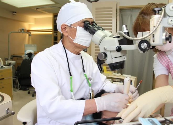 当院は虫歯治療には金属を詰めず、天然の歯と同じように色調も考慮しています