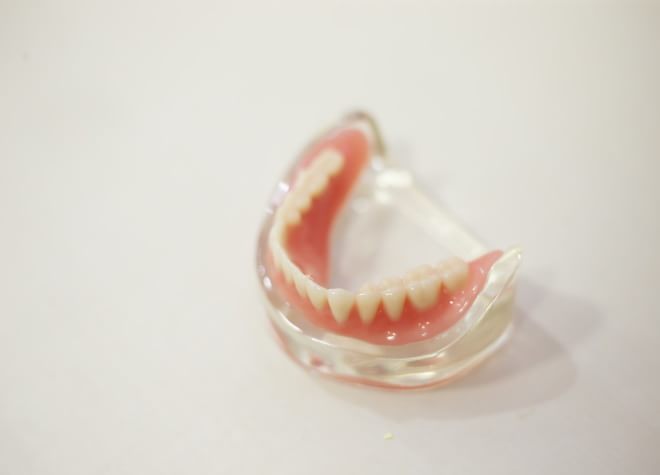 噛みやすい入れ歯の提供。個人のトレーを作り、それを元に入れ歯を作製しています